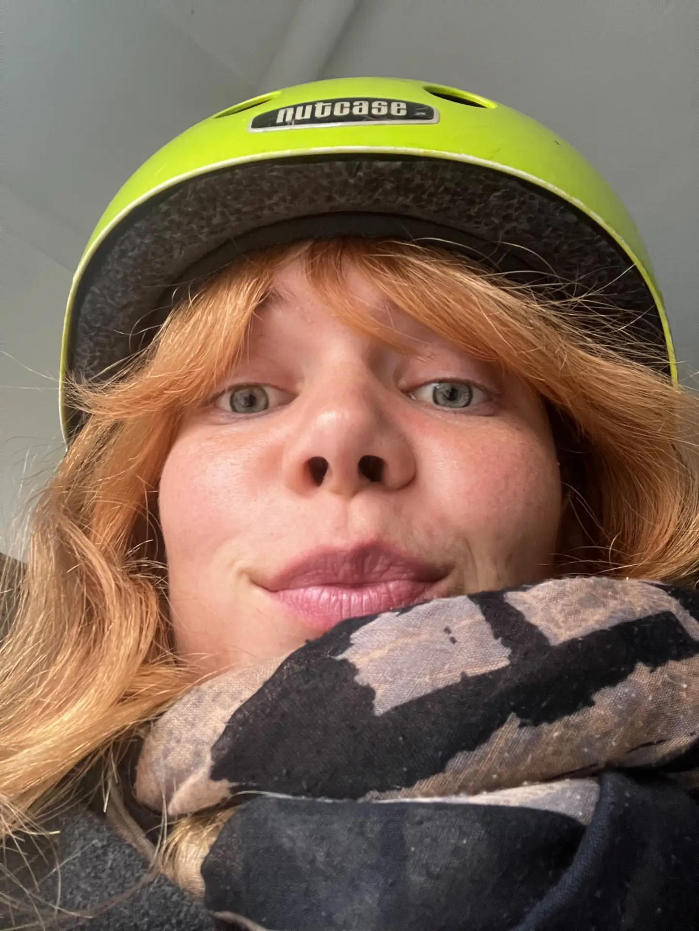 Jule mit Fahrradhelm, ganz nah an der Kamera